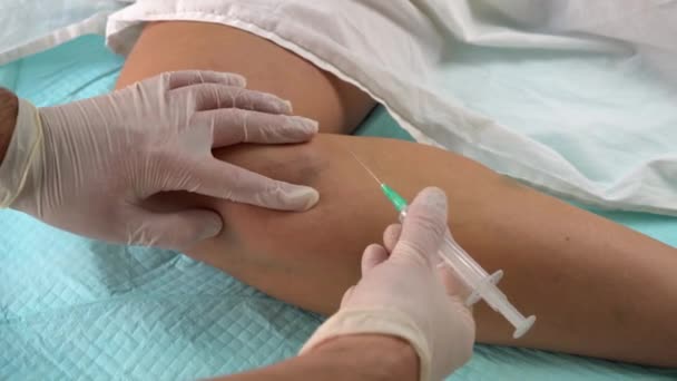 Doctors hands in gloves with a syringe. sclerotherapy. — Stock Video