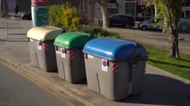 Ayrı çöp yığınları için üç çöp kutusu..