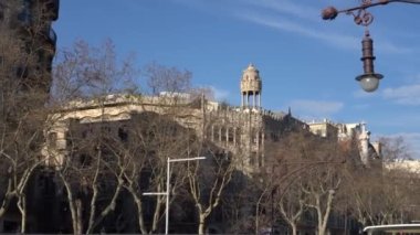 Barcelona caddesinde eski dövülmüş demir fener eski binaya karşı.
