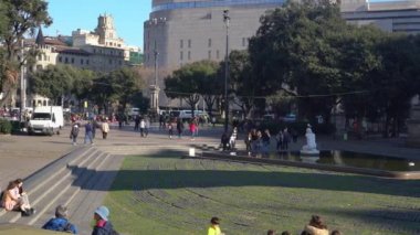 Barcelona 'nın merkezindeki Plaza Catalunya' nın panoramik manzarası