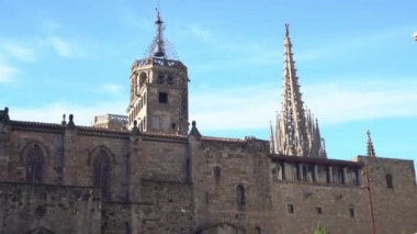 Barselona Katedrali 'nde kale duvarının bir kısmı var. Layetana caddesinden manzara