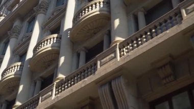 Eski bir binanın güzel balkonları, alt manzara..
