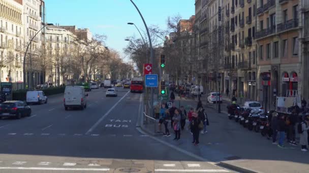 Geniş cadde Gran de les Corts Catalanes güneşli bir günde. — Stok video