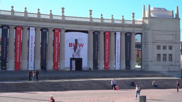 Fira Montjuic centro de exposiciones en la plaza de España en Barcelona . — Vídeos de Stock