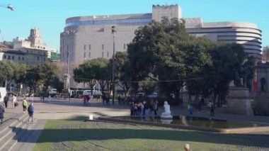 Barcelona 'nın merkezindeki Catalunya meydanının panoramik görüntüsü