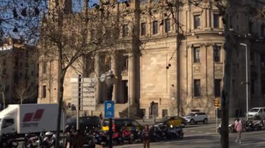 Şehrin ana Correos postanesinin ön cephesi.