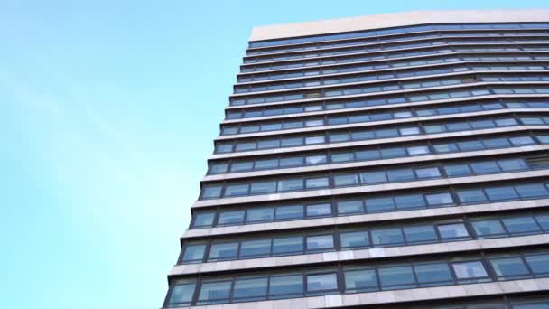 Yüksek cam ofis binası, alt manzara. — Stok video