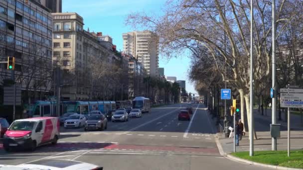 Barcelona köşegen caddesi, tramvay durağı manzarası. — Stok video