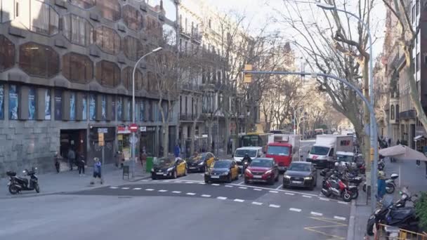 Vista general de la calle Carrer dAusias Marc por la mañana temprano — Vídeos de Stock