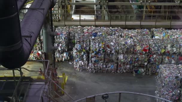 Geri dönüşüm tesisinde geri dönüştürülmüş plastik atık kutusu. — Stok video