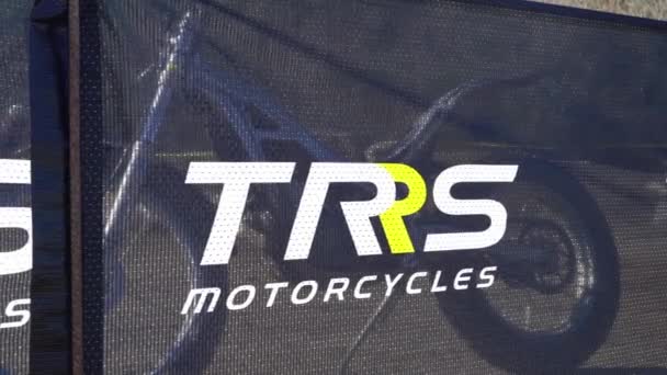 Drapeau avec logo de l'usine de motos TRS — Video