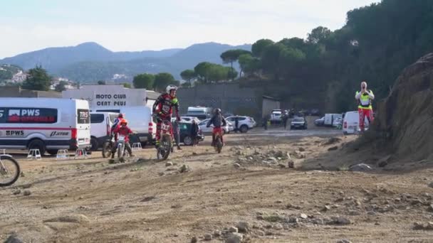 Moto professionnelle saute sur un énorme rocher sur une moto trial — Video