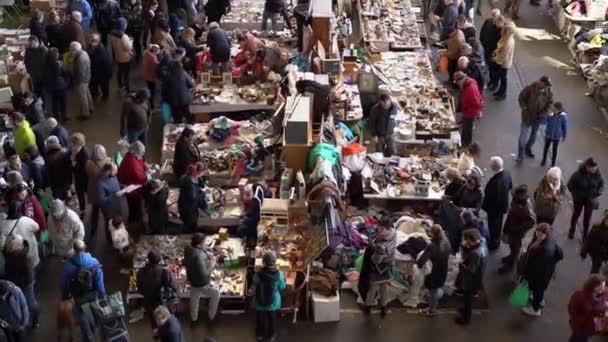 Les gens au marché aux puces. de nombreux objets anciens sur le marché, vue de dessus . — Video