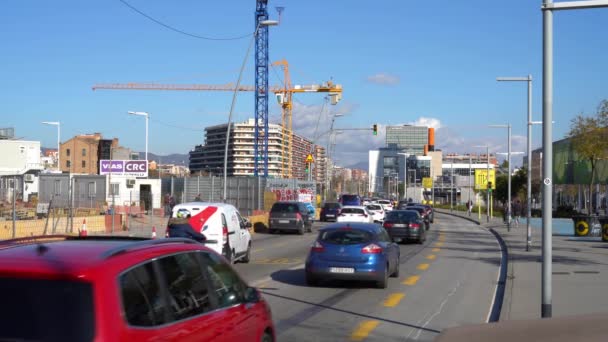 Los coches van a lo largo de Diagonal Avenue en Barcelona — Vídeos de Stock