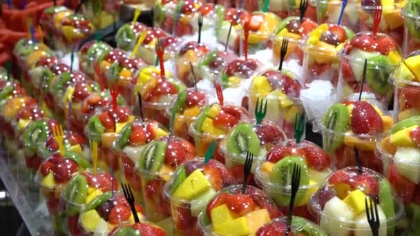 Batidos de frutas en vasos en hielo en el mercado. frutas coloridas en hielo — Vídeos de Stock