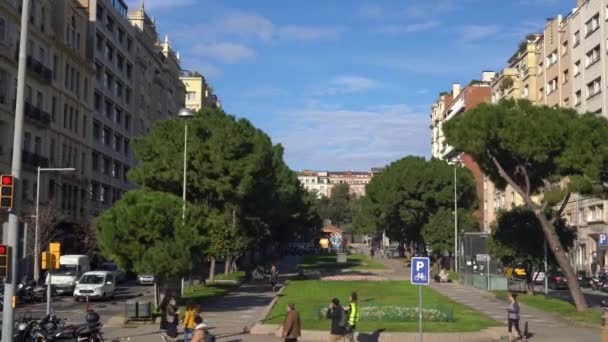 Güneşli bir günde Barcelona 'nın merkezinde küçük bir meydan — Stok video