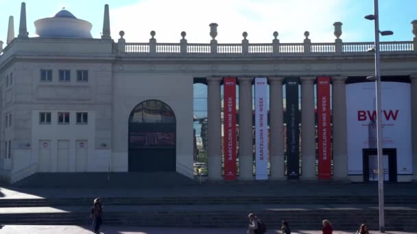 Fira Montjuic centro de exposiciones en la plaza de España en Barcelona . — Vídeo de stock