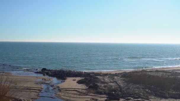 Plage sauvage déserte en hiver temps ensoleillé . — Video