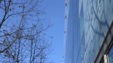 Büyük bir şehrin iş merkezinde gökdelen.