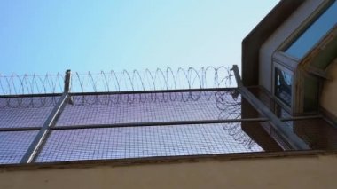 Dikenli telli yüksek hapishane duvarı, alt manzara. Gözetleme Kulesi