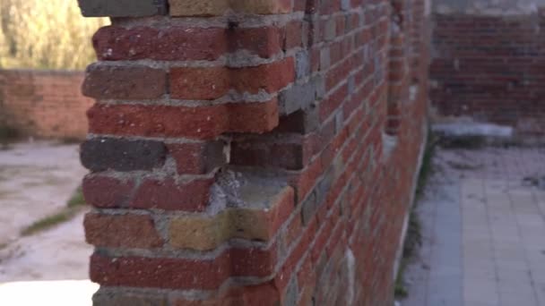 파괴 된 벽돌 건물에 깨진 유리로 된 복도와 창문들의 모습 — 비디오