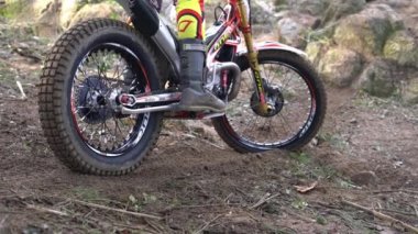 Deneme motorcusu yere değmeden öylece duruyor.