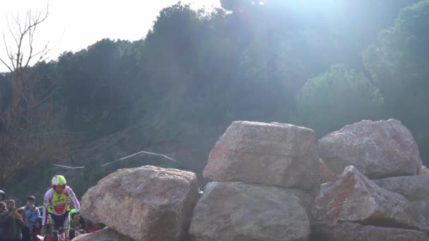 Motorcyklisten hoppar på en hög sten under ett motorcykelprov — Stockvideo