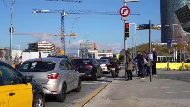 Arabalar Barselona 'da Diagonal Caddesi boyunca gider. — Stok video