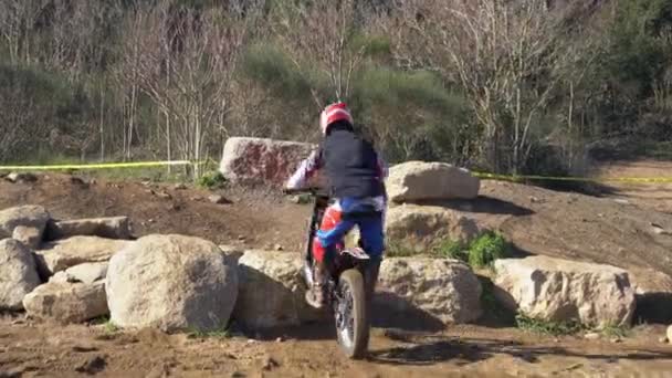Motocyklista skočí na skálu během tréninku před motocyklové zkoušky — Stock video