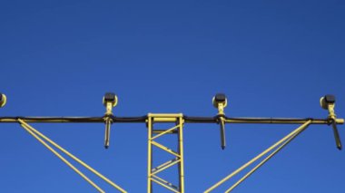 Uçak pistteki sinyal ışıklarının üzerinden alçaktan uçuyor.