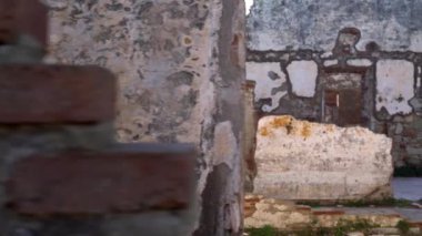 Penceresi, kapısı ve çatısı olmayan tuğla ev