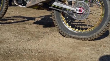 Motorsiklet arka tekeri zincirli ve motorsikletli.