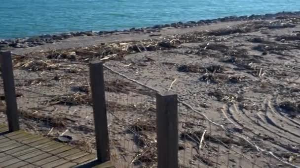 Caminar sobre un puente de madera alto con pasamanos de cuerda — Vídeos de Stock