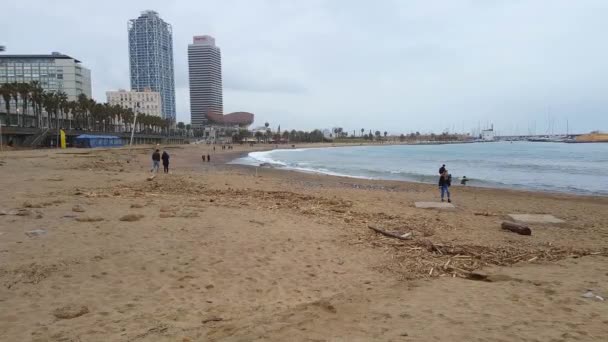 Der Strand von Barcelona am Tag nach dem Hurrikan. Folgen von Naturkatastrophen — Stockvideo