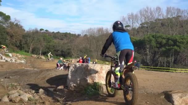 Motorcyclist in front of big stone in preparation for moto trials competition — Stock Video