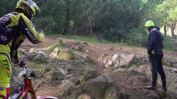 Joven motociclista monta un obstáculo bajo la supervisión de un autocar — Vídeo de stock