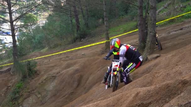 Entrenador ayuda al niño en motocicleta a montar en una montaña empinada en una motocicleta — Vídeos de Stock