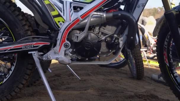 Pruebas aparcadas motocicletas en medio de competiciones de motocross — Vídeo de stock