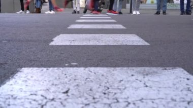 Bir maraton sırasında yolda koşan spor ayakkabılı insanların ayakları