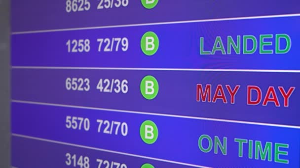 Infotafel am Flughafen mit Informationen "1. Mai" — Stockvideo