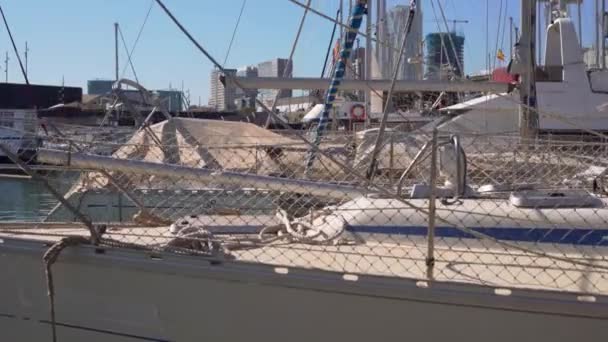 Luksusbåter parkert i havnen i Barcelona . – stockvideo