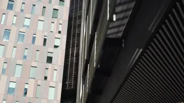 Büyük cam ofis binaları. Tipik iş merkezleri cepheleri.