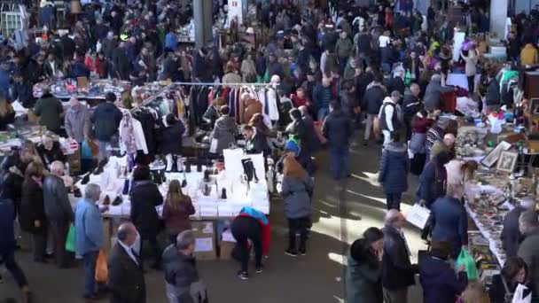 Markt van antiek en goedkope kleding. Mensen kopen goedkope dingen om geld te besparen — Stockvideo