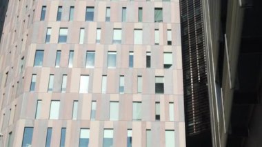 Güneşli havalarda ofis çeyreği. Ofis binaları arasında yürürken