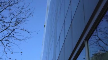 Kamera tipik bir ofis binasının cam cephesinde hareket eder.