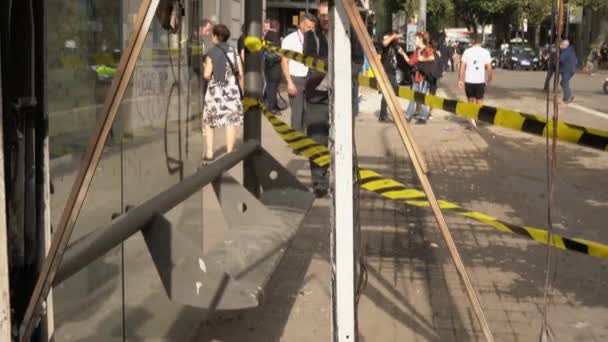 Zniszczony i spalony przystanek autobusowy po masowych protestach w Barcelonie. — Wideo stockowe