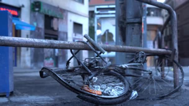 Verbrande fiets op straat na massaal protest. revolutie en staatsgreep — Stockvideo