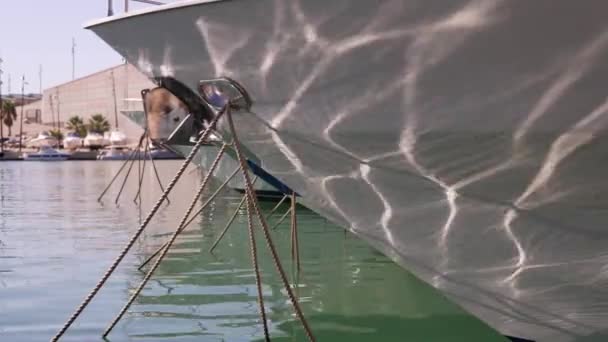 Abbagliamento dell'acqua di mare sullo scafo dello yacht — Video Stock