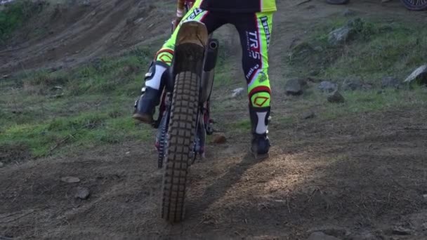 Piernas del motociclista durante el inicio — Vídeos de Stock