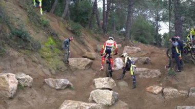 Motorsiklet. Motosikletli, deneme motoruyla dik bir dağa biniyor.
